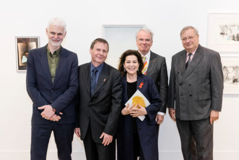 190.000 Euro Erlös bei Auktion “Artists against Aids” – Bronze von Tony Cragg erbringt größten Betrag