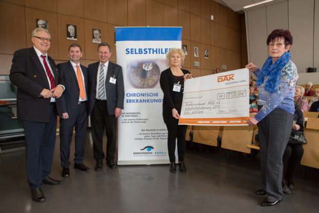 DAK-Gesundheit überreicht Spendenscheck an den Bundesverband Auge e.V. (Selbsthilfe Chronische Erkrankungen) beim bundesweiten Aktionstag AUGE 2015 in Köln