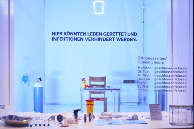 „Todesfall wegen geschlossen“: Bayerns erster Drogenkonsumraum ist nur durchs Schaufenster zu sehen